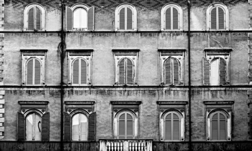 15 Fenster und 1 Balkon (sw)<br>offene edition 15 Fenster und 1 Balkon (sw) - PHOTOGALERIE WIESBADEN - im süden - fenster und türen