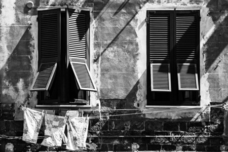 2 Fenster (sw)<br>offene edition 2 Fenster (sw) - PHOTOGALERIE WIESBADEN - im süden - fenster und türen