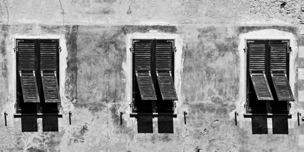 3 Fenster (sw)<br>offene edition 3 Fenster (sw) - PHOTOGALERIE WIESBADEN - im süden - fenster und türen