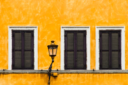 3 Fenster und Laterne
<br>offene edition 3 Fenster und Laterne - PHOTOGALERIE WIESBADEN - im süden - fenster und türen