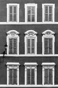 9 Fenster und 1 Laterne (sw)<br>offene edition 9 Fenster und 1 Laterne (sw) - PHOTOGALERIE WIESBADEN - im süden - fenster und türen