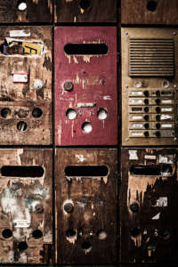 Briefkaesten (entsaettigt)<br>offene edition Briefkaesten (entsaettigt) - PHOTOGALERIE WIESBADEN - im süden - fenster und türen