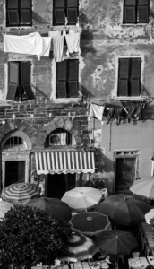 Fenster und Sonnenschirme (sw)<br>offene edition Fenster und Sonnenschirme (sw) - PHOTOGALERIE WIESBADEN - im süden - fenster und türen