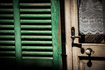 Fensterladen neben der Tuer<br>offene edition Fensterladen neben der Tuer - PHOTOGALERIE WIESBADEN - im süden - fenster und türen