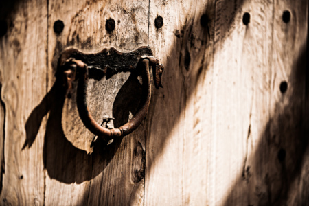 Holztuer mit Eisengriff<br>offene edition Holztuer mit Eisengriff - PHOTOGALERIE WIESBADEN - im süden - fenster und türen