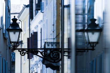 Laterne in enger Gasse (entsaettigt)<br>offene edition Laterne in enger Gasse (entsaettigt) - PHOTOGALERIE WIESBADEN - im süden - fenster und türen