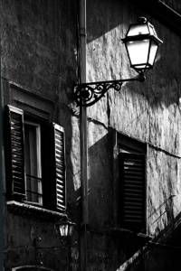 Laterne und Fenster (sw)<br>offene edition Laterne und Fenster (sw) - PHOTOGALERIE WIESBADEN - im süden - fenster und türen