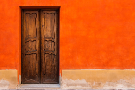 Tuer in roter Wand<br>offene edition Tuer in roter Wand - PHOTOGALERIE WIESBADEN - im süden - fenster und türen