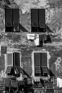 Waesche vor den Fenstern (sw)<br>offene edition Waesche vor den Fenstern (sw) - PHOTOGALERIE WIESBADEN - im süden - fenster und türen