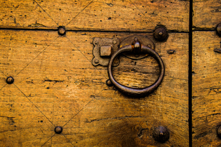 alte Tuer mit Eisengriff<br>offene edition alte Tuer mit Eisengriff - PHOTOGALERIE WIESBADEN - im süden - fenster und türen