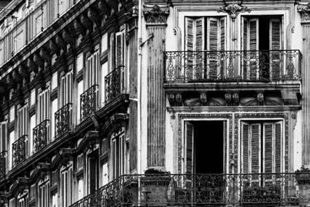 an der Ecke (sw)<br>offene edition an der Ecke (sw) - PHOTOGALERIE WIESBADEN - im süden - fenster und türen