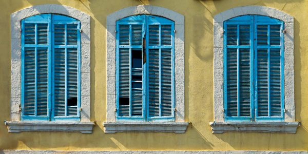 blaue Fensterlaeden<br>offene edition blaue Fensterlaeden - PHOTOGALERIE WIESBADEN - im süden - fenster und türen