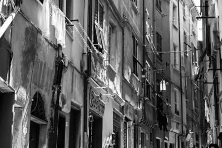 enge Gasse (sw)<br>offene edition enge Gasse (sw) - PHOTOGALERIE WIESBADEN - im süden - fenster und türen