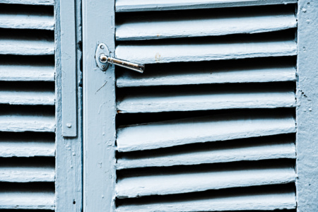 geschlossener Fensterladen<br>offene edition geschlossener Fensterladen - PHOTOGALERIE WIESBADEN - im süden - fenster und türen