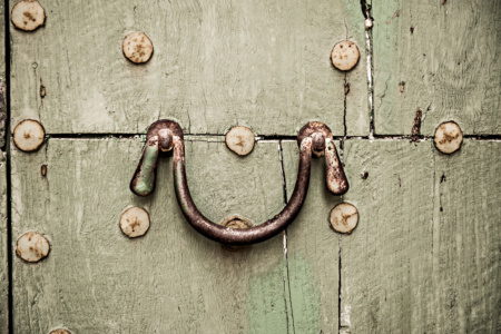 gruene Holztuer mit Eisengriff<br>offene edition gruene Holztuer mit Eisengriff - PHOTOGALERIE WIESBADEN - im süden - fenster und türen