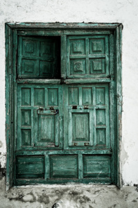 gruene Holztuer mit offenem Fenster<br>offene edition gruene Holztuer mit offenem Fenster - PHOTOGALERIE WIESBADEN - im süden - fenster und türen