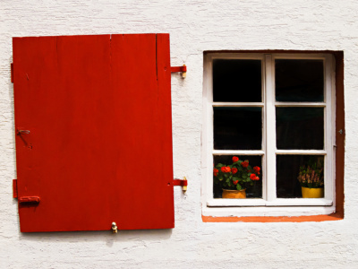 roter Fensterladen<br>offene edition roter Fensterladen - PHOTOGALERIE WIESBADEN - im süden - fenster und türen