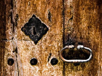 uralte Holztuer<br>offene edition uralte Holztuer - PHOTOGALERIE WIESBADEN - im süden - fenster und türen