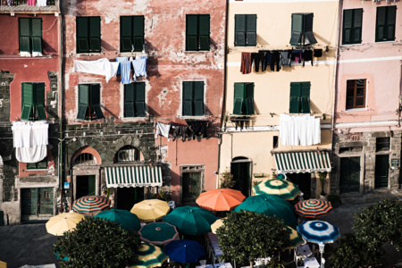 viele Fenster - viele Sonnenschirme (entsaettigt)<br>offene edition viele Fenster - viele Sonnenschirme (entsaettigt) - PHOTOGALERIE WIESBADEN - im süden - fenster und türen