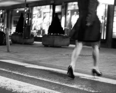 zebrastreifen - an den quellen - schellenbergpassage - beine in eile (sw)<br>offene edition zebrastreifen - an den quellen - schellenbergpassage - beine in eile (sw) - PHOTOGALERIE WIESBADEN - wiesbaden - impressionen 3