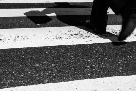 zebrastreifen - klingholzstr. - schatten (sw)<br>offene edition zebrastreifen - klingholzstr. - schatten (sw) - PHOTOGALERIE WIESBADEN - wiesbaden - impressionen 3