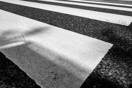 zebrastreifen - walkmühlstr. - van-dyck-str. - detail (sw) <br>offene edition zebrastreifen - walkmühlstr. - van-dyck-str. - detail (sw) - PHOTOGALERIE WIESBADEN - wiesbaden - impressionen 3